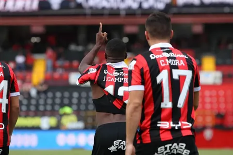 Joel Campbell sigue haciendo enojar a los aficionados del Saprissa con sus posteos.