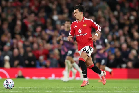 Según The Athletic, Lisandro Martínez no quiere extender su permanencia en Manchester United; el club tiene opción hasta 2028