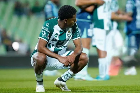 Choco Lozano no deja de sufrir en Santos Laguna… ¿Cuándo volverá a jugar?