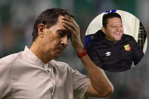 Alexandre Guimaraes se toma la cabeza y Jafet Soto sonríe.