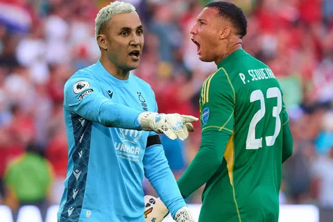 Keylor Navas acompaña a Patrick Sequeira a su nuevo destino