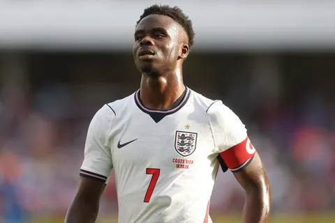 ¿Por qué no juega Bukayo Saka en Argentina vs. Inglaterra por las semifinales del Mundial 2026?