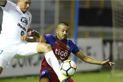 Golazo de Faber Gil dio triunfo al Árabe Unido en El Salvador