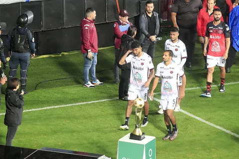 Alajuelense recibe malas noticias.