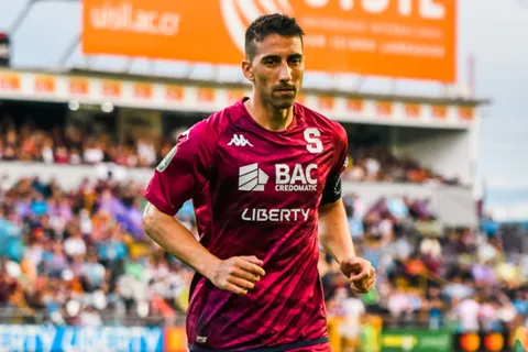 Mariano Torres genera polémica por una situación que se repite en Saprissa