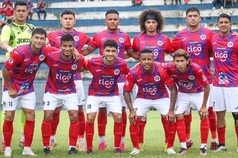 Futbolista de FAS desactiva su cuenta de Facebook tras lluvia de críticas