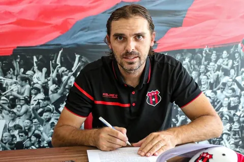 Carevic renueva su contrato con Alajuelense