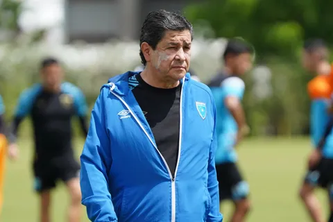 La Fedefut cumple exigencia a Luis Fernando Tena que parecía imposible