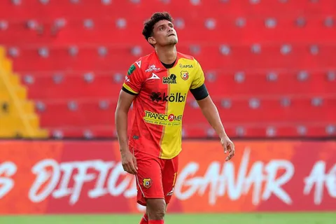 El contrato de Yeltsin Tejeda con Herediano ya finalizó y Jafet Soto aún no se mueve para renovarlo: "No es normal"