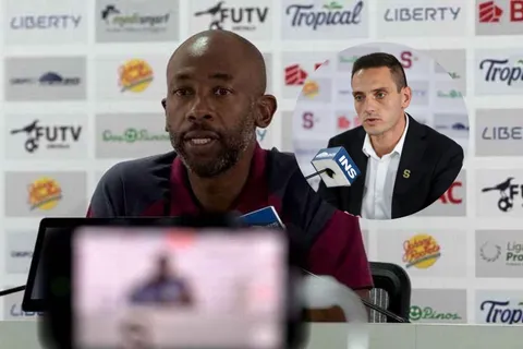 Paulo Wanchope y Sergio Gila en conferencia de prensa.