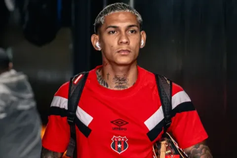Óscar Ramírez tiene definido a John Paul Ruiz como relevo de Ronald Matarrita ante Motagua