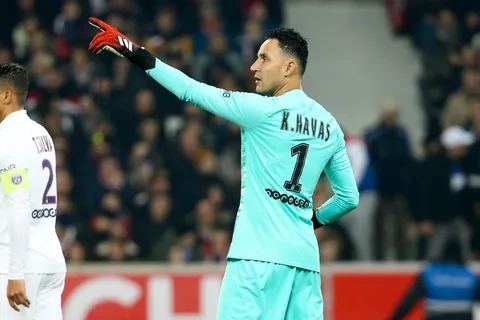 Keylor Navas tiene "las manos de Dios en el PSG" según prensa española