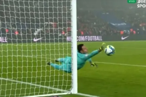 Keylor volvió a lucirse con atajadotas en su regreso a la Ligue 1