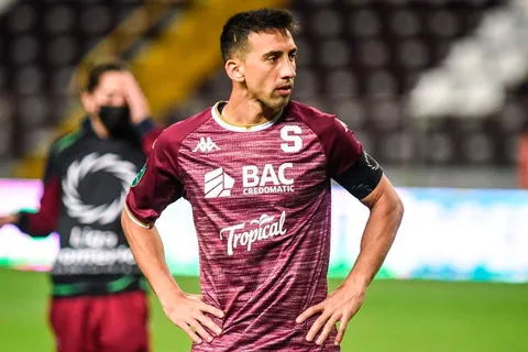 "Ya pesa tener 36 años": Mariano Torres, capitán del Saprissa, empieza a hablar del retiro