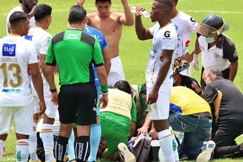 Jugador de Santa Lucía Cotzumalguapa se desploma en la cancha