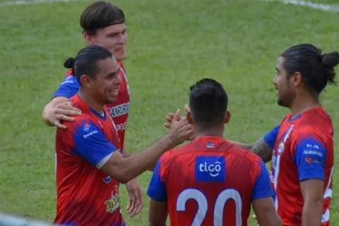 Alexander Larín marcó un golazo en Guatemala