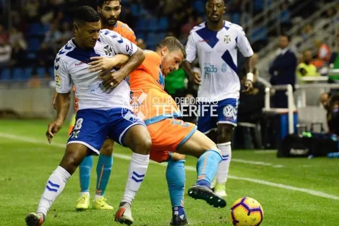 Bryan Acosta hizo un partidazo en triunfo clave de Tenerife