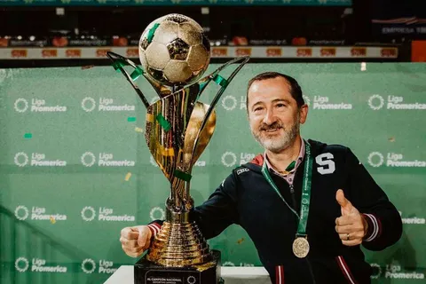 Juan Carlos Rojas presume los 10 títulos en 9 años ante crisis de resultados en Saprissa