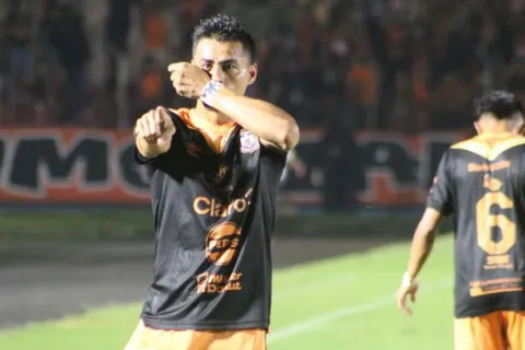 “Tirarlo a la basura”: Darwin Cerén incendia el camerino de Águila con las declaraciones menos pensadas.