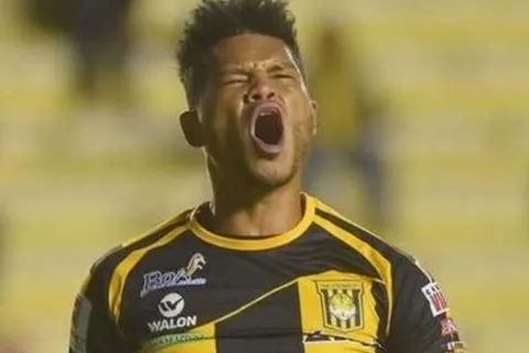 La furia de los hinchas de The Strongest tras el penal de Rolando Blackburn