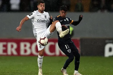 Pineda y Arroyo participaron en revés de Santa Clara