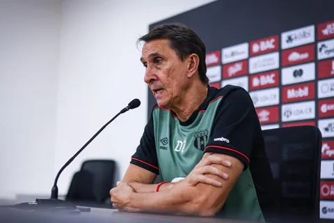 Guimaraes no dudó: los jugadores señalados por el primer tiempo fatal de Alajuelense ante Herediano