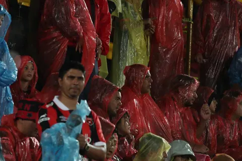 Tragedia en Alajuelense vs. Herediano: falleció un aficionado durante la semifinal en Costa Rica