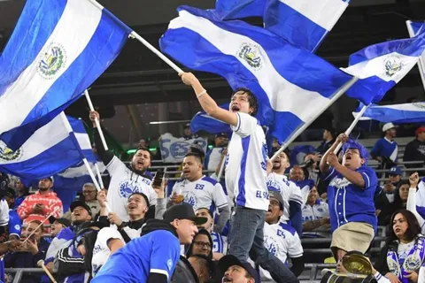 El fútbol salvadoreño podría volver con público en los estadios