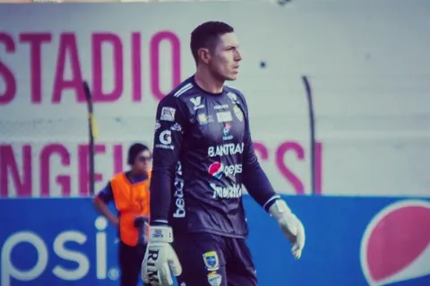 Futbolista costarricense adquirió la nacionalidad de Guatemala