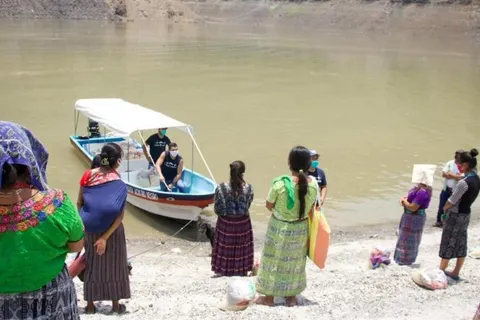 Futbolista de Guatemala realiza una travesía en lancha para ayudar a muchas familias
