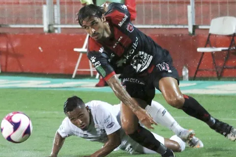 Con Bryan Ruiz en la cancha, Alajuelense goleó a Cartaginés