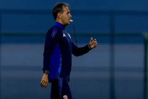 Fernando Batista mete mano en el equipo.