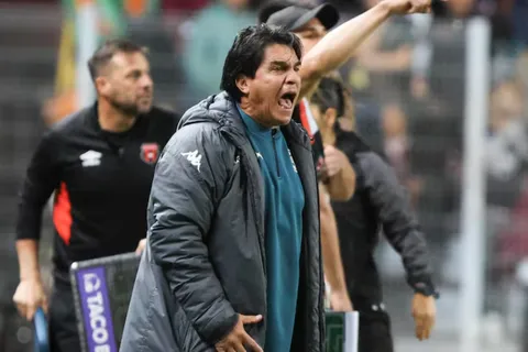 Vladimir Quesada explotó dentro del campo.
