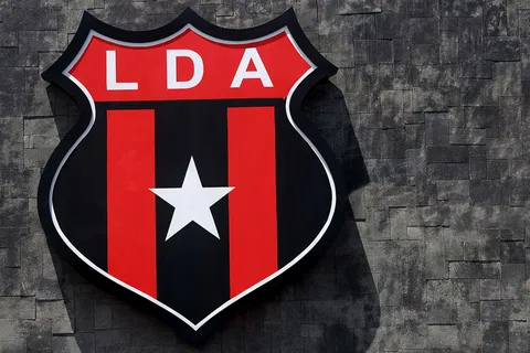 Dolor en Alajuelense: muere ex futbolista que escribió un capítulo fundamental en la historia del club