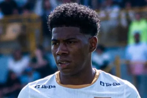 Dereck Moncada porta nueva camisa que pone muy contenta a Honduras de cara al futuro