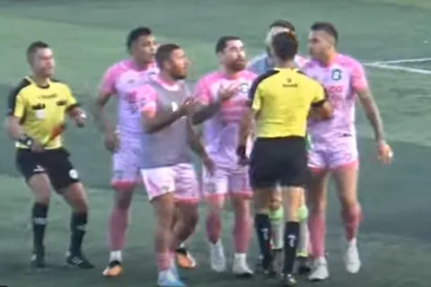 Árbitro es acusado de agredir a un futbolista en la Liga de Guatemala (Video)