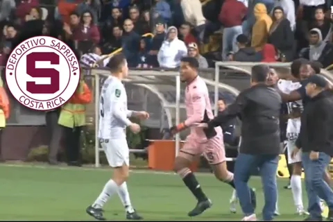 Referente de Saprissa celebra la agresión de Esteban Alvarado a Fernán Faerron con un picante mensaje