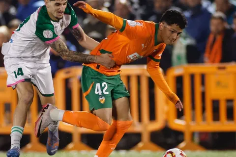 Warren Madrigal se llevó de su debut en Valencia algo que muchos futbolistas nunca llegan a conseguir