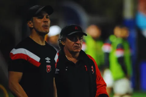 Desde Alajuelense sentencian su futuro: esto pasará con Wardy Alfaro si Machillo Ramírez se va tras el Clausura 2026