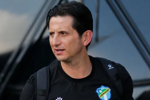 Ronald González en Comunicaciones.