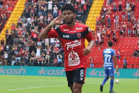 Alajuelense gana y se perfila para dejarse el liderato de primera fase