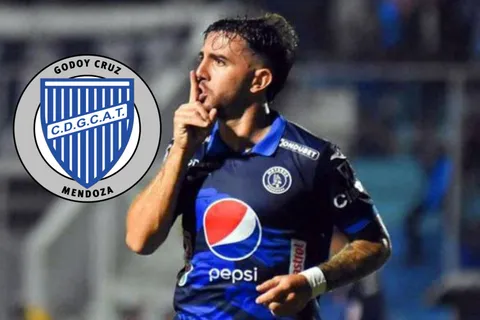 Agustin Auzmendi con la camisa de Motagua y el escudo de Godoy Cruz su nuevo equipo.