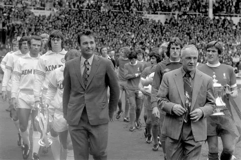 La familia de Emlyn Hughes subastará su colección de fútbol, que podría superar las 500 mil libras