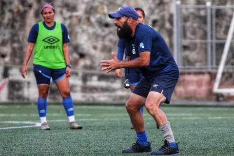 Eric Acuña confía en que la Selección Femenina de El Salvador competirá ante las mejores