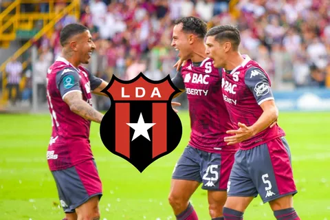 Alajuelense lo confirma: llegó a un acuerdo por dos figuras de Saprissa en medio del mercado de fichajes