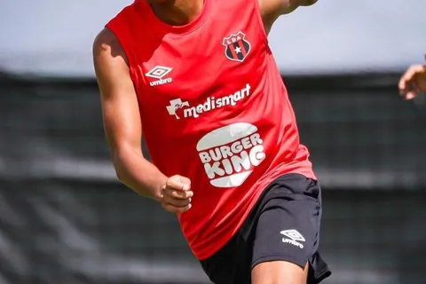 Mientras Machillo Ramírez no encuentra soluciones en ataque, Alajuelense descarta a un goleador que cae en manos de un rival directo
