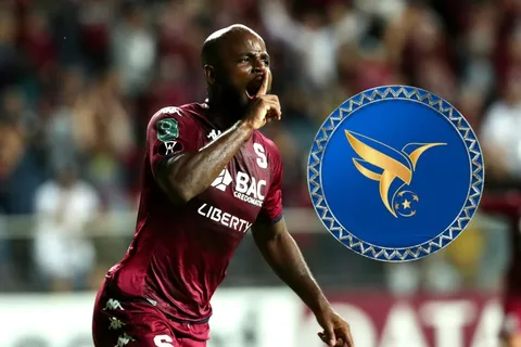 Javon East con la camisa de Saprissa.