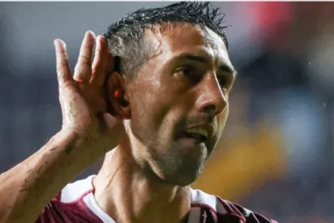 Mariano Torres calienta el clásico.