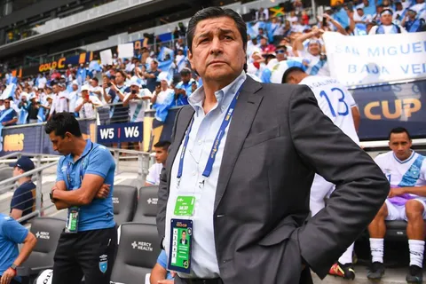 Luis Fernando Tena define su futuro en Guatemala.
