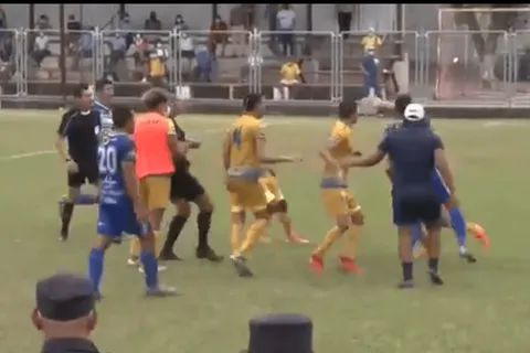 Batalla campal entre los jugadores de Jocoro y Atlético Marte [VIDEO]